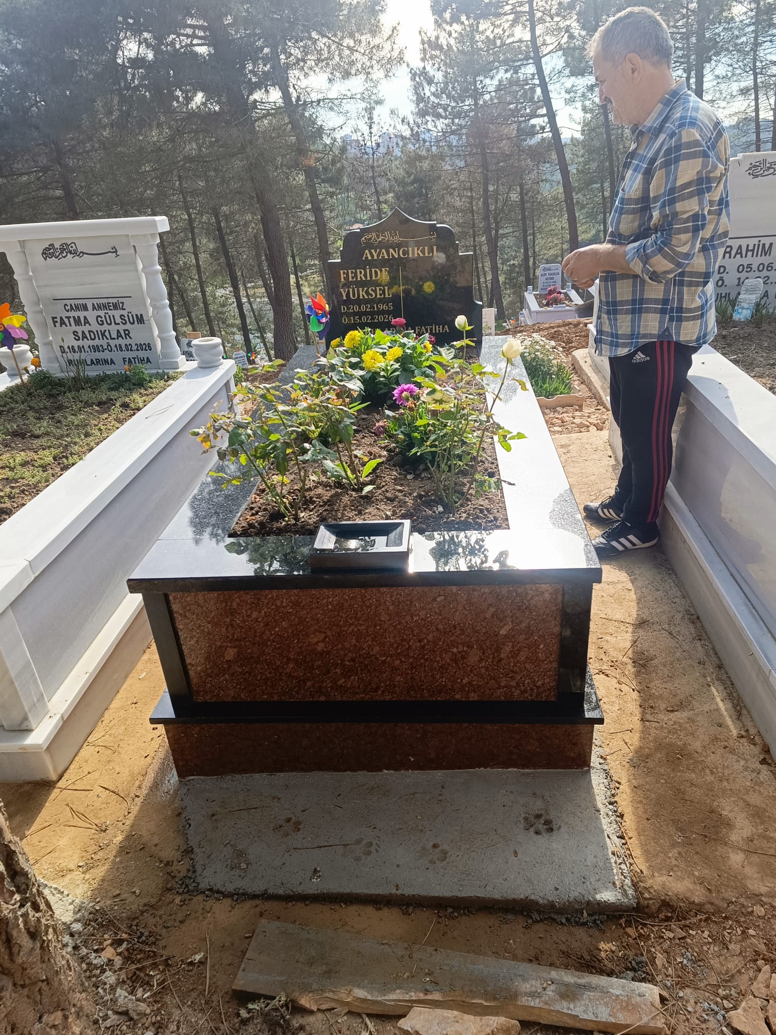 Granit Mezar · Kırmızı